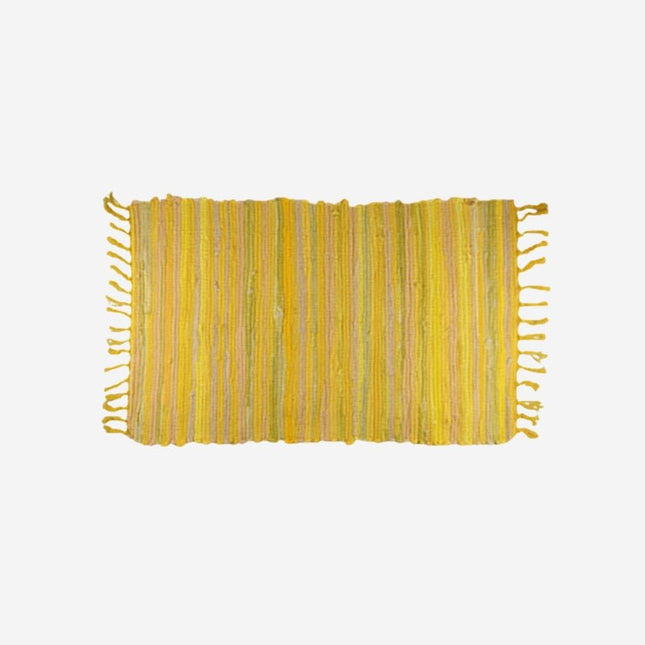 Barevná tkaná rohožka s třásněmi