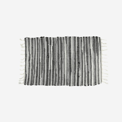 Barevná tkaná rohožka s třásněmi