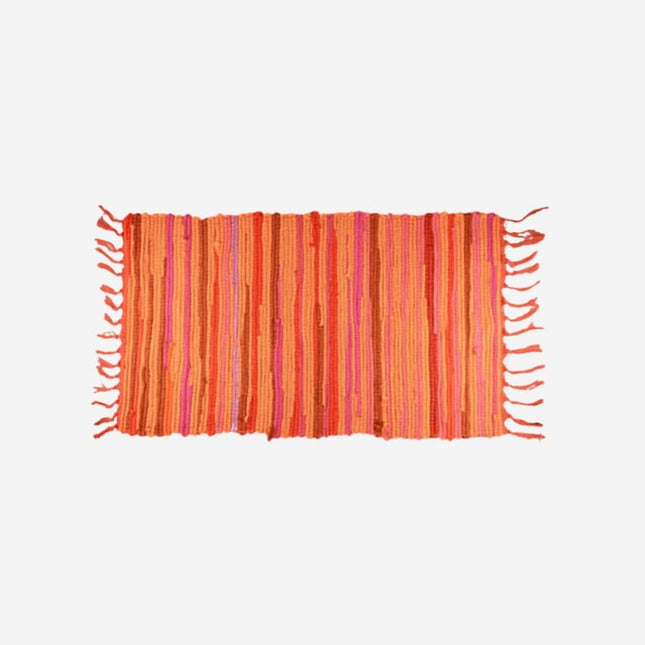 Barevná tkaná rohožka s třásněmi