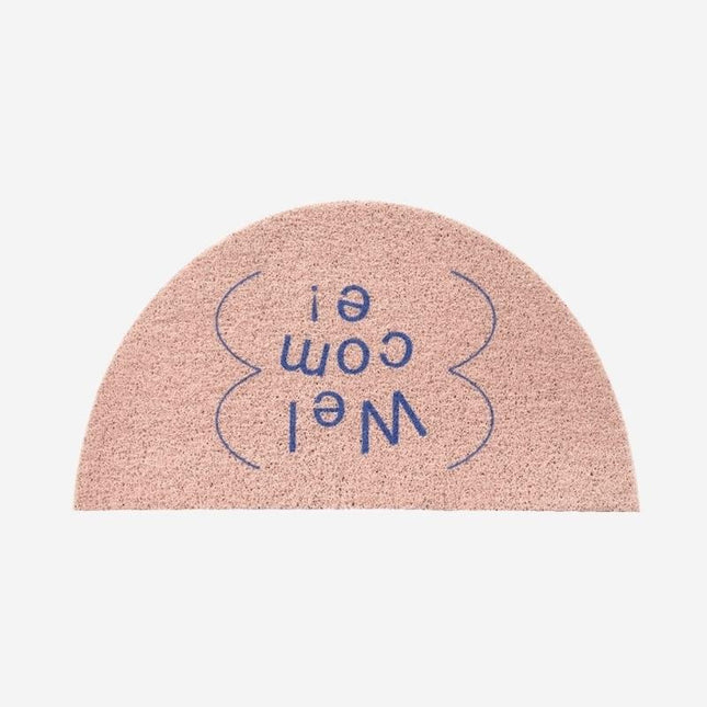 Půlkruhová rohožka s nápisem Welcome