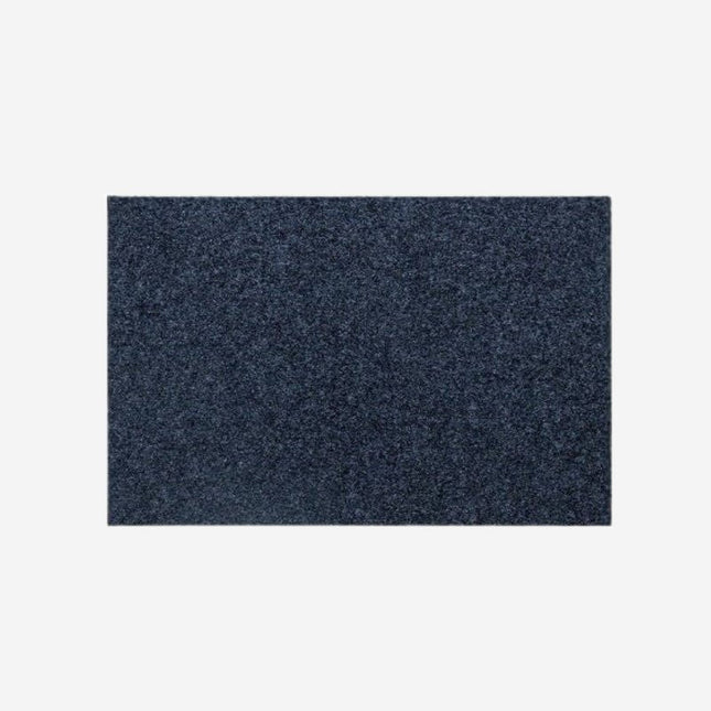 Jednoduchá černá rohožka před dveře