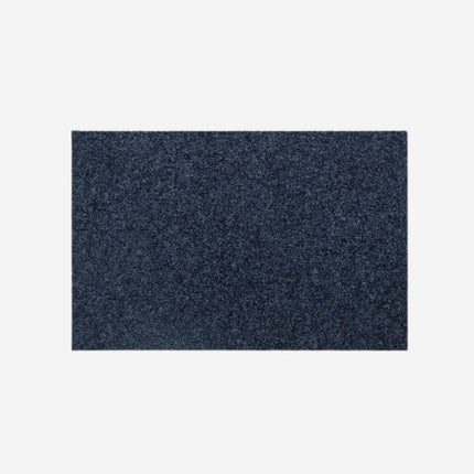 Jednoduchá černá rohožka před dveře