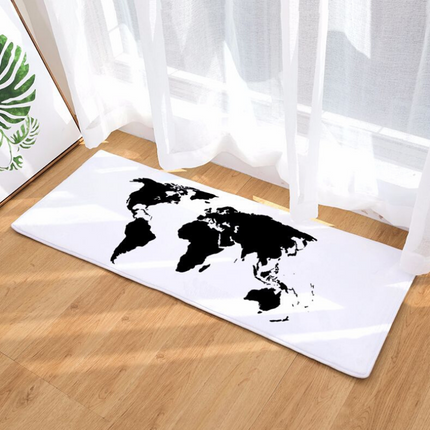 Bílý koberec s černou mapou světa