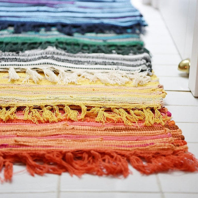 Barevná tkaná rohožka s třásněmi