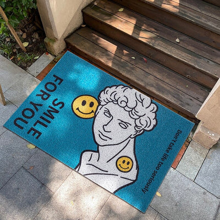 Moderní designová rohožka se sochou