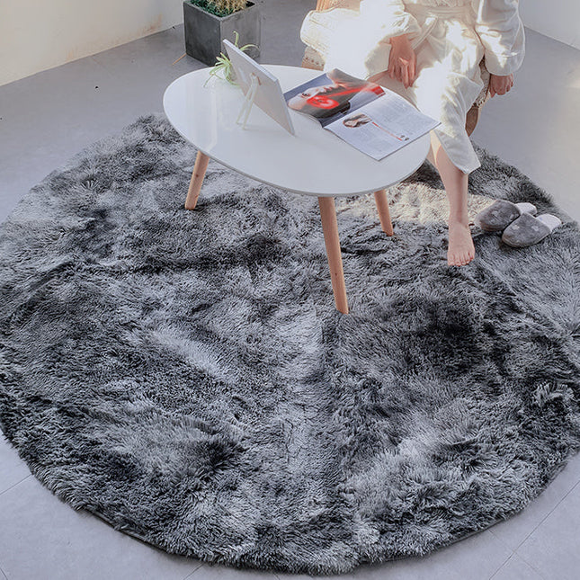 Kulatý světle šedý měkký koberec shaggy