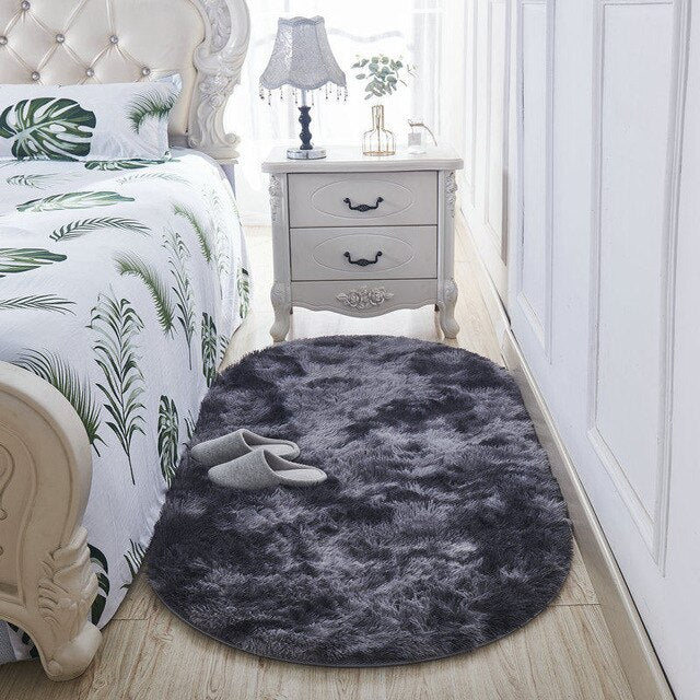 Tmavě šedá oválná předložka k posteli