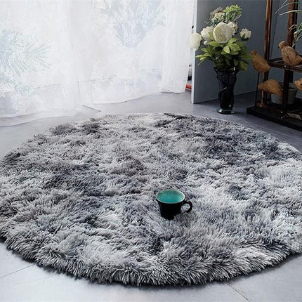 Kulatý světle šedý měkký koberec shaggy