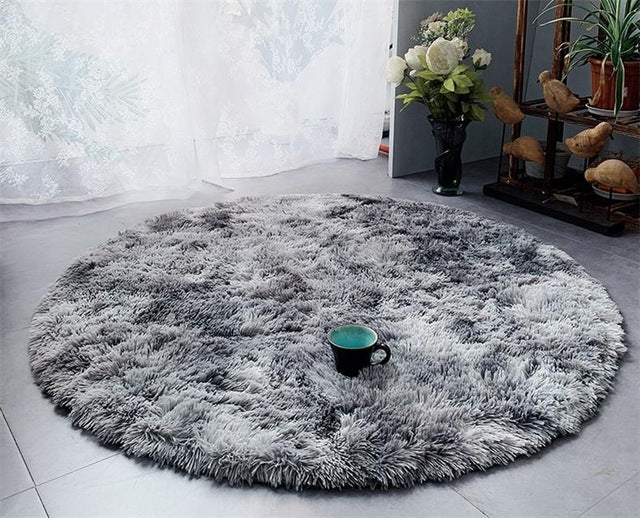 Kulatý světle šedý měkký koberec shaggy