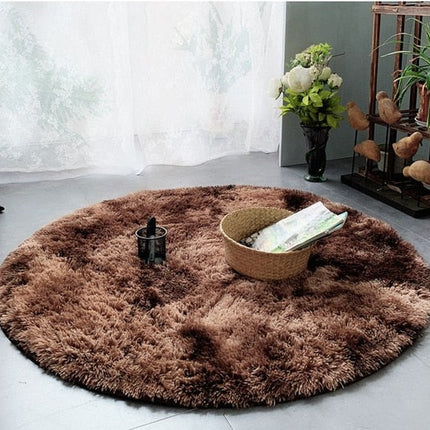 Kulatý hnědý huňatý koberec shaggy