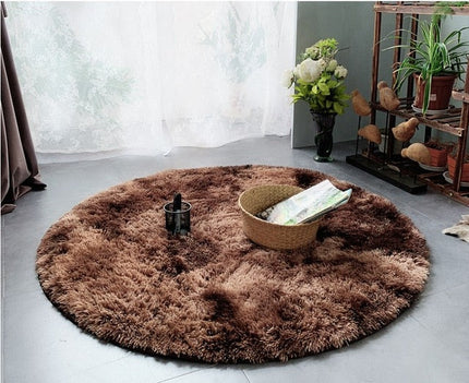Kulatý hnědý huňatý koberec shaggy