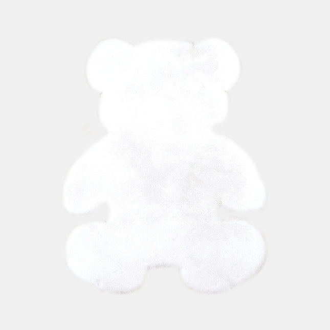 Bílý koberec ve tvaru medvídka
