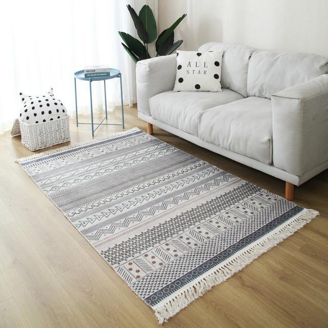 Béžovo-šedý tkaný koberec s třásněmi