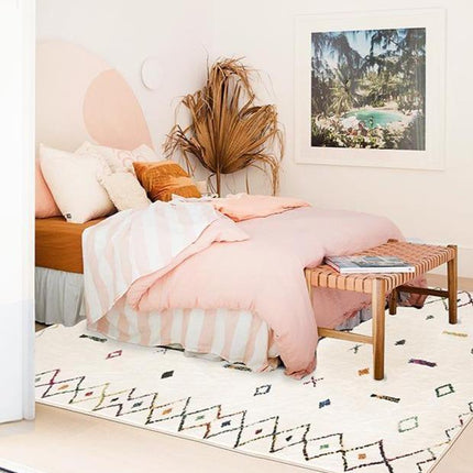 Bílý etnický koberec v berberském stylu