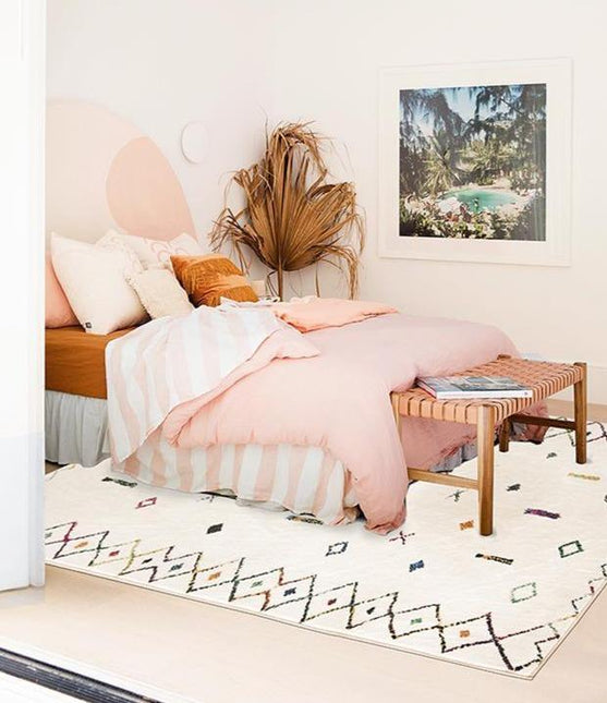 Bílý etnický koberec v berberském stylu