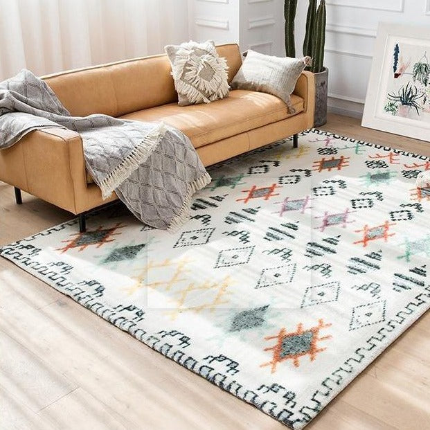 Bílý berberský koberec s barevnými akcenty