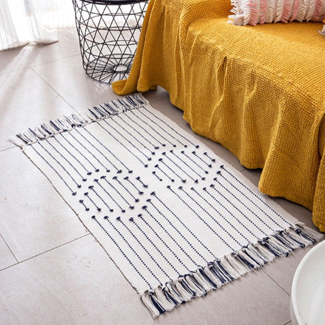 Minimalistický koberec s třásněmi a vzorem