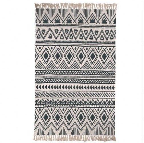 Berberský koberec jako předložka k posteli