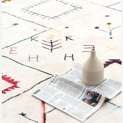 Bílý berberský koberec s barevnou výšivkou