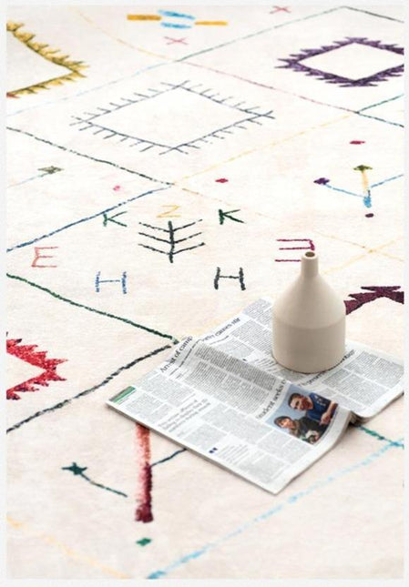 Bílý berberský koberec s barevnou výšivkou