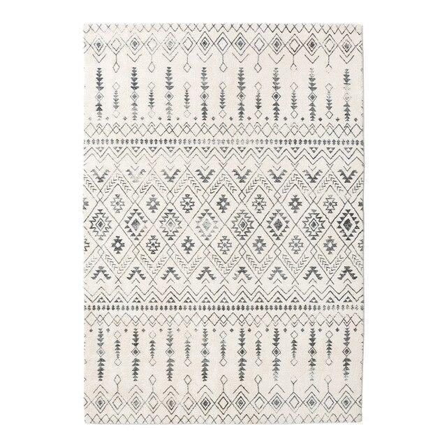 Tkaný berberský koberec s geometrickými vzory