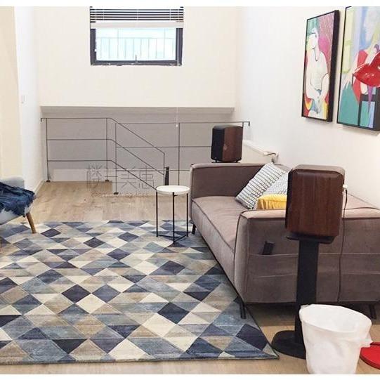 Modrobílý koberec do obývacího pokoje