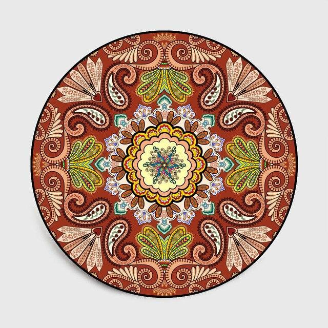 Kulatý designový koberec s ornamenty