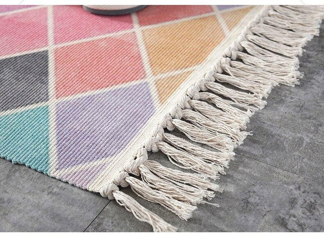 Růžový koberec s barevnými kosočtverci