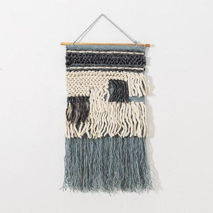 Šedá závěsná tapiserie s třásněmi