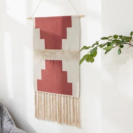 Červený nástěnný koberec v boho stylu