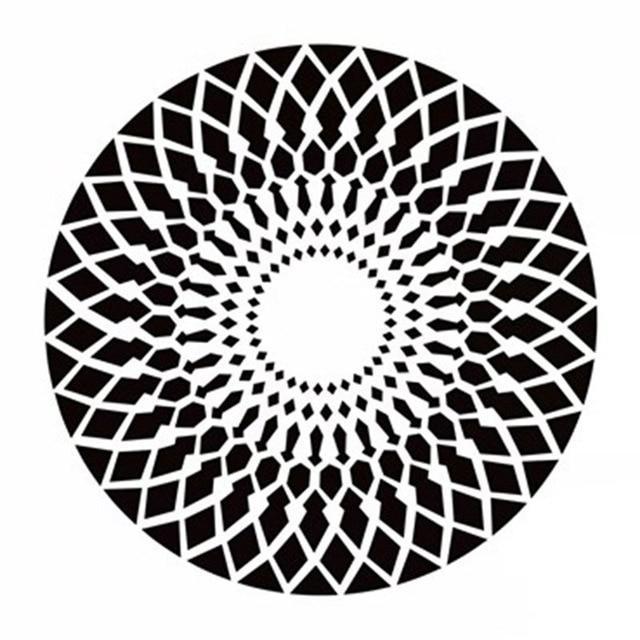 Kulatý černobílý koberec s geometrickým vzorem