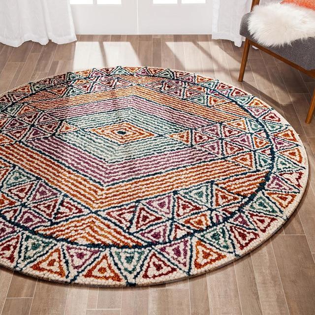Kulatý vícebarevný koberec v boho stylu