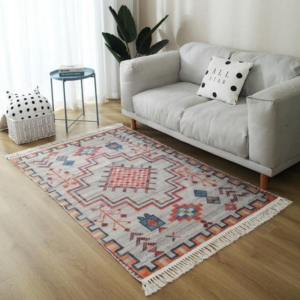 Šedo-oranžový etno koberec do obýváku