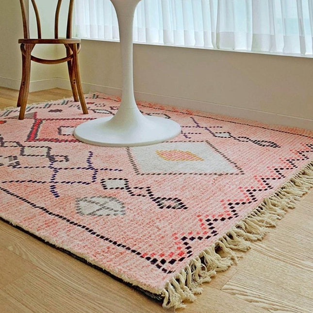 Růžový berberský koberec s třásněmi