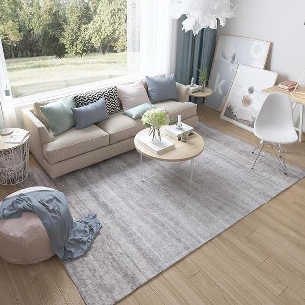 Jednobarevný světle šedý koberec